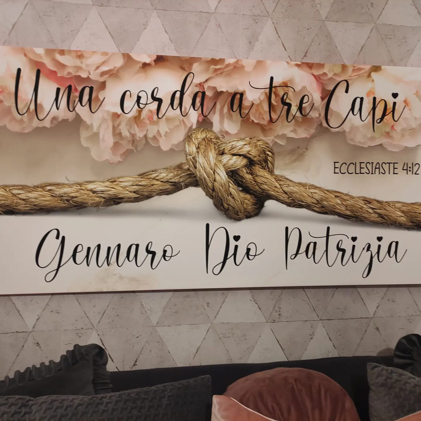 quadro in tela "UNA CORDA A TRE CAPI" personalizzato con i nomi fiori rosati