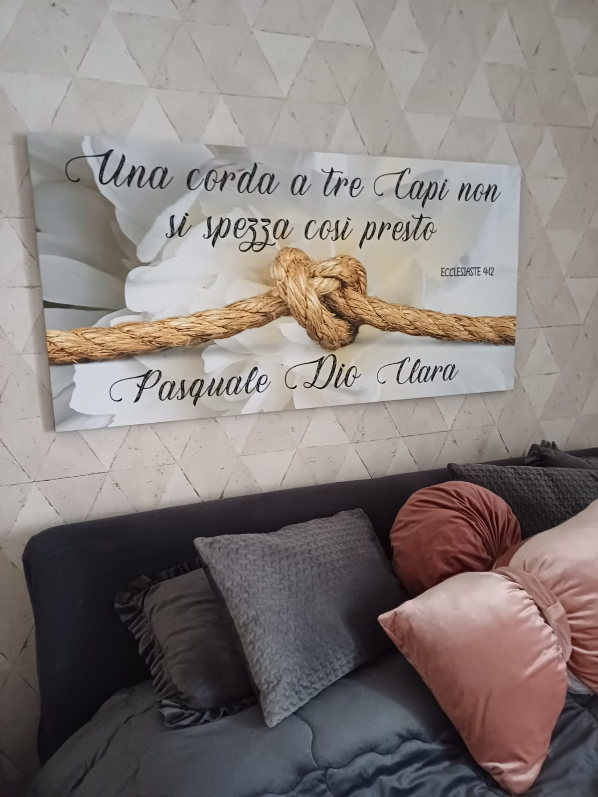 stampa su tela "UNA CORDA A TRE CAPI NON SI SPEZZA COSì PRESTO" fiore grigio personalizzabile con nomi