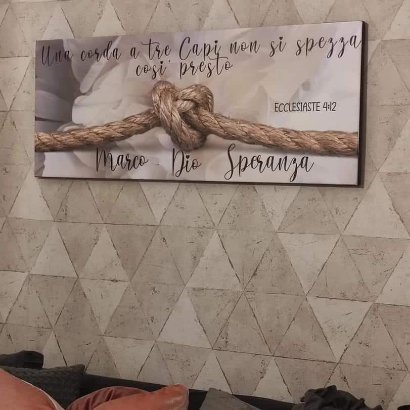 stampa su tela "UNA CORDA A TRE CAPI NON SI SPEZZA COSì PRESTO" fiore grigio personalizzabile con nomi