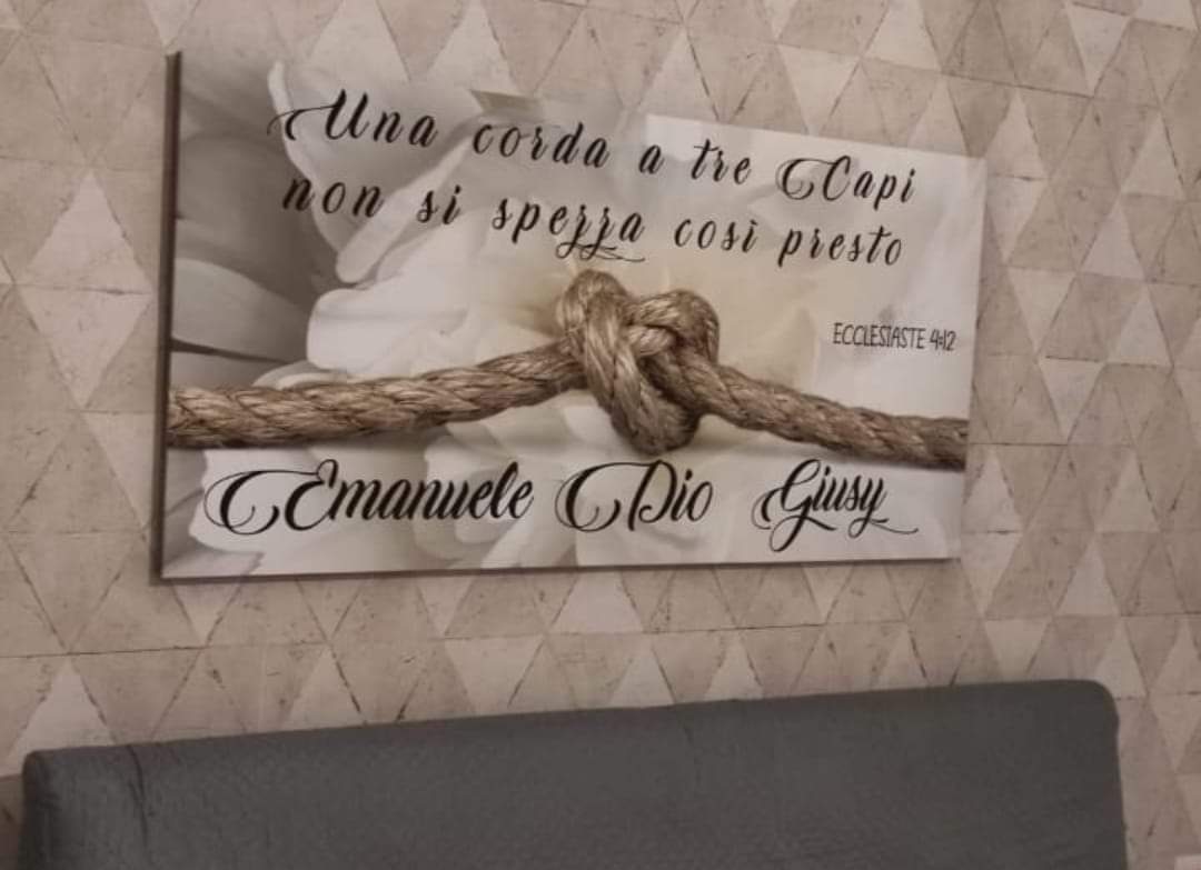 stampa su tela "UNA CORDA A TRE CAPI NON SI SPEZZA COSì PRESTO" fiore grigio personalizzabile con nomi
