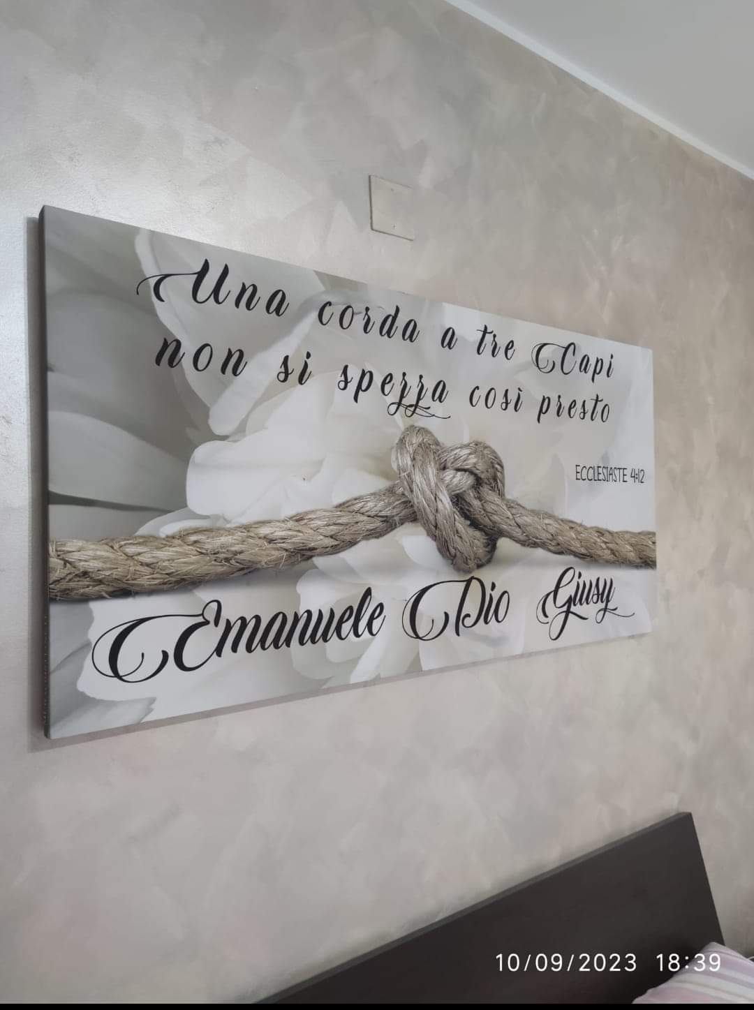 stampa su tela "UNA CORDA A TRE CAPI NON SI SPEZZA COSì PRESTO" fiore grigio personalizzabile con nomi