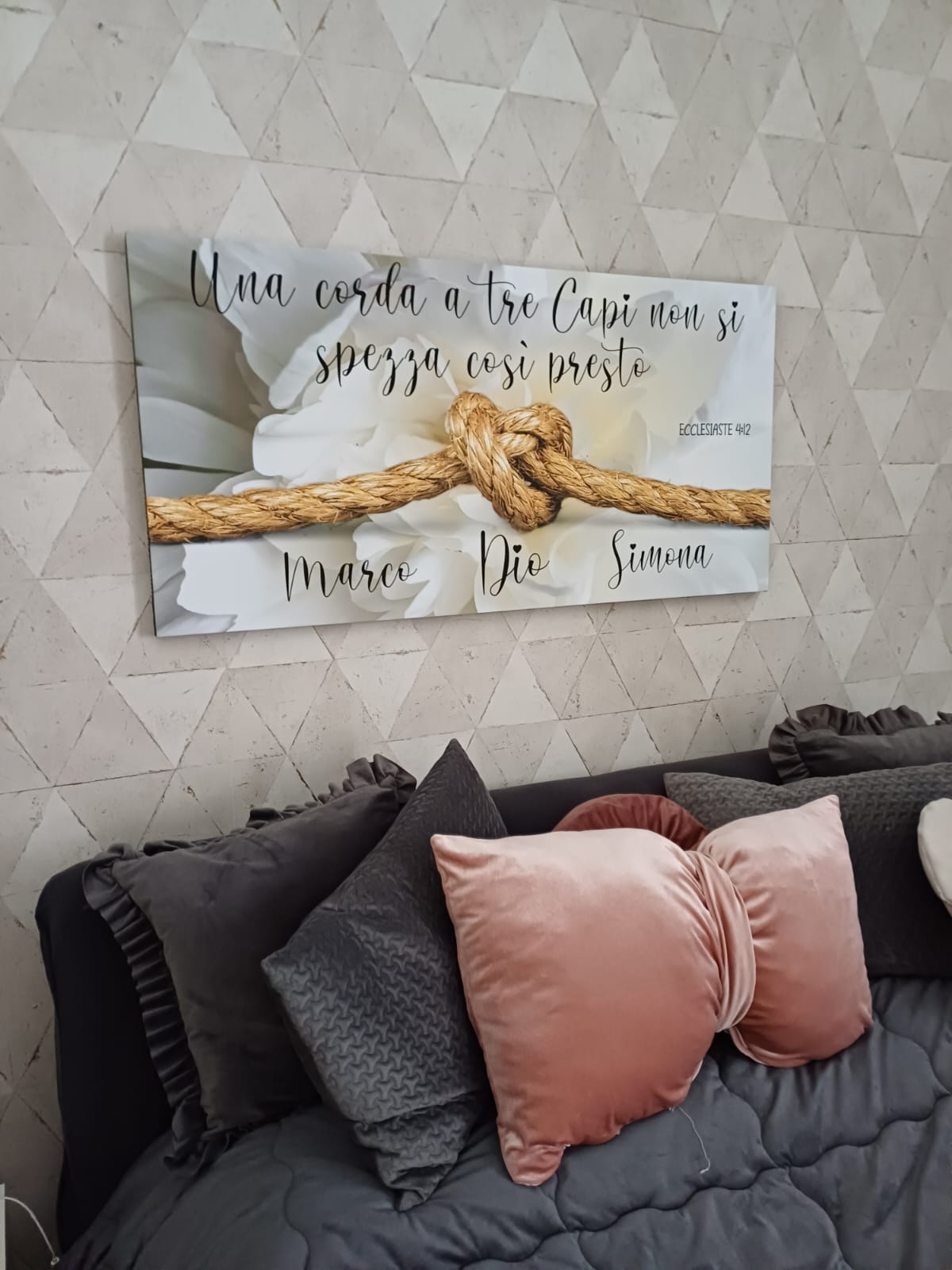 stampa su tela "UNA CORDA A TRE CAPI NON SI SPEZZA COSì PRESTO" fiore grigio personalizzabile con nomi