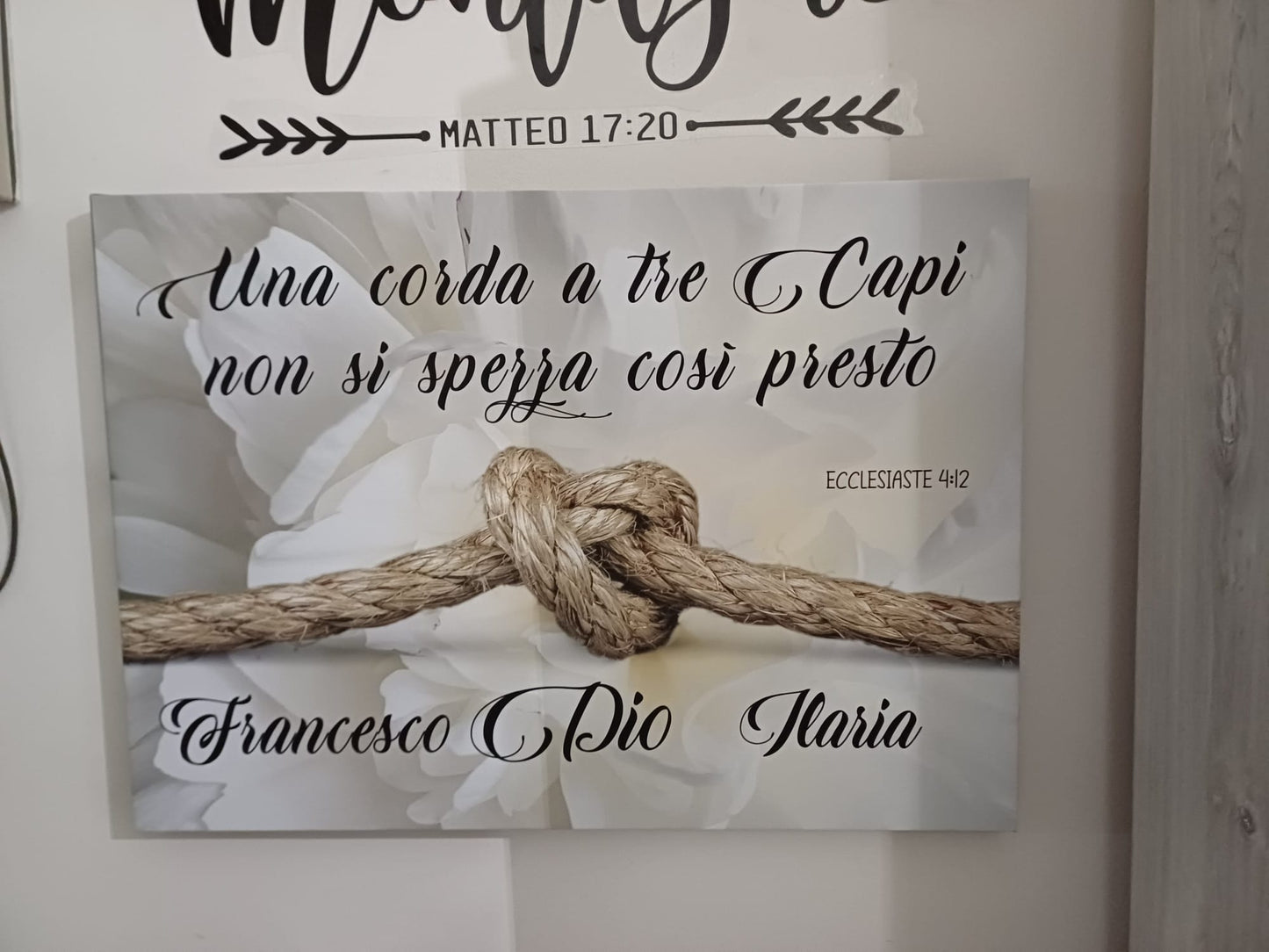 stampa su tela "UNA CORDA A TRE CAPI NON SI SPEZZA COSì PRESTO" fiore grigio personalizzabile con nomi