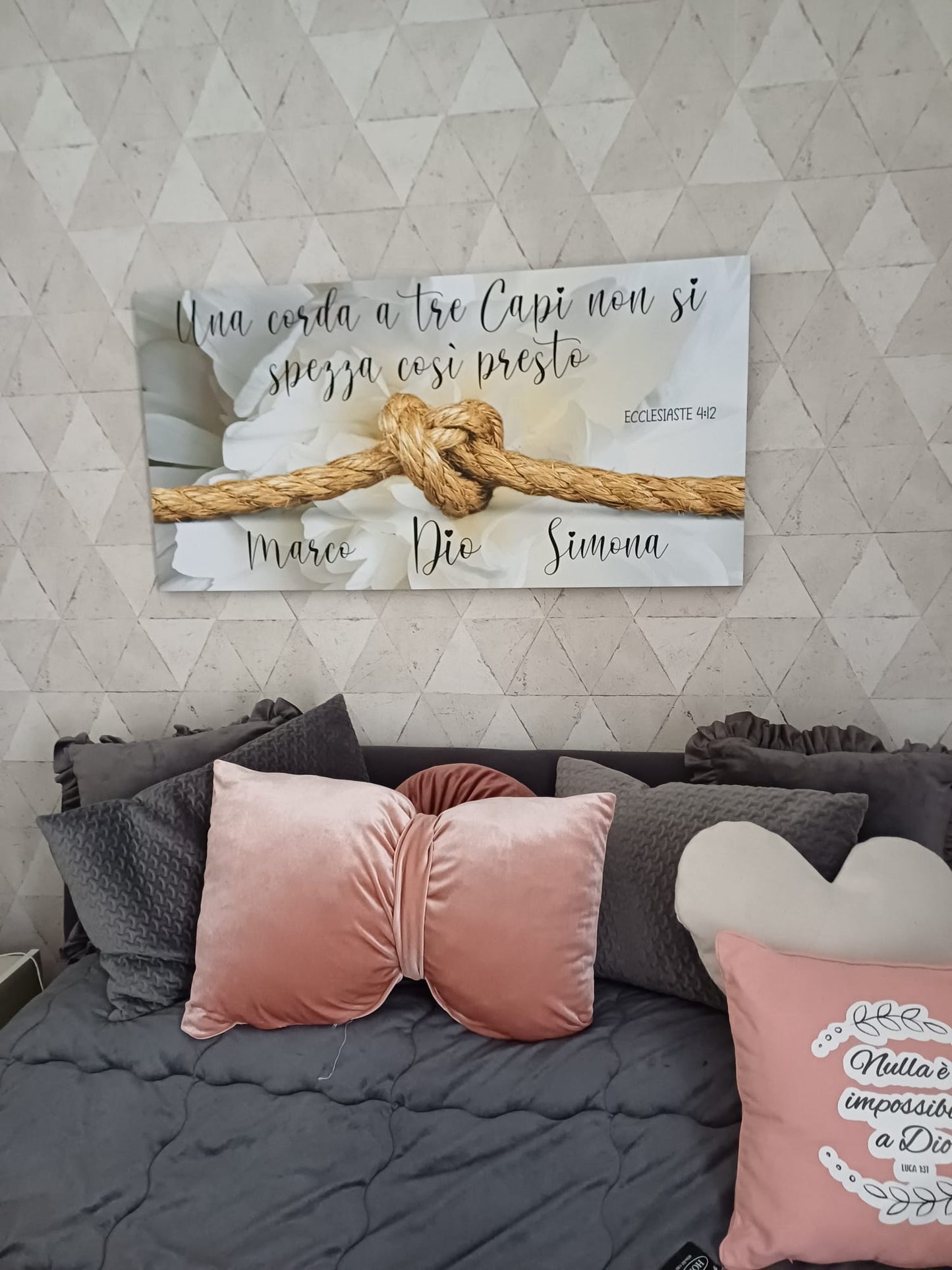 stampa su tela "UNA CORDA A TRE CAPI NON SI SPEZZA COSì PRESTO" fiore grigio personalizzabile con nomi